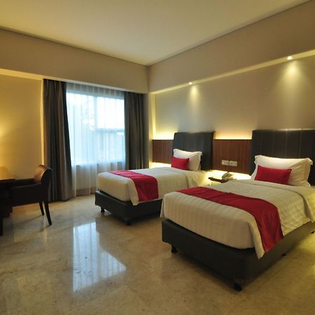 Demelia Hotel Makassar Exterior foto