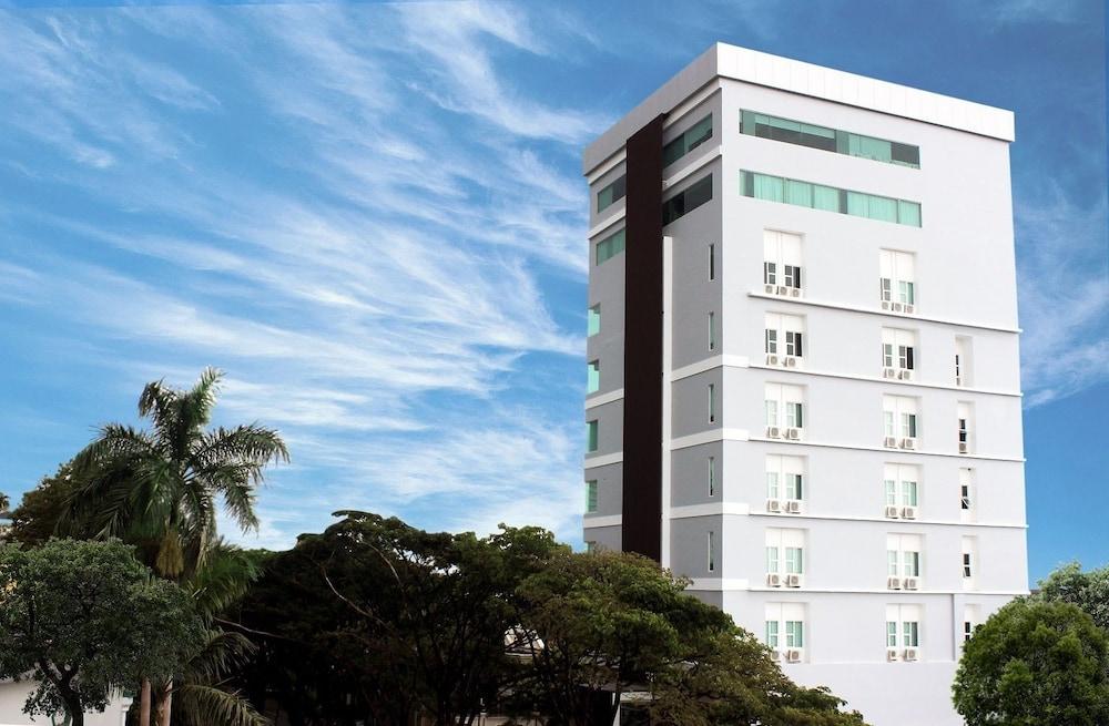 Demelia Hotel Makassar Exterior foto