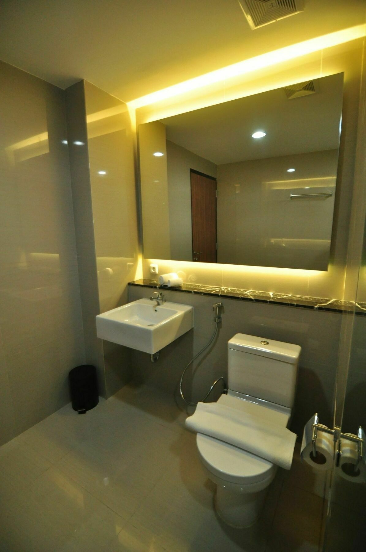 Demelia Hotel Makassar Exterior foto